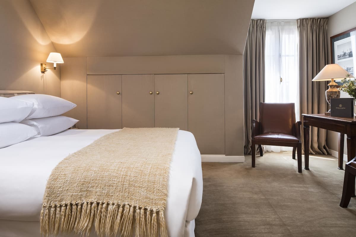 Premium bedding, in-room safe, individually decorated