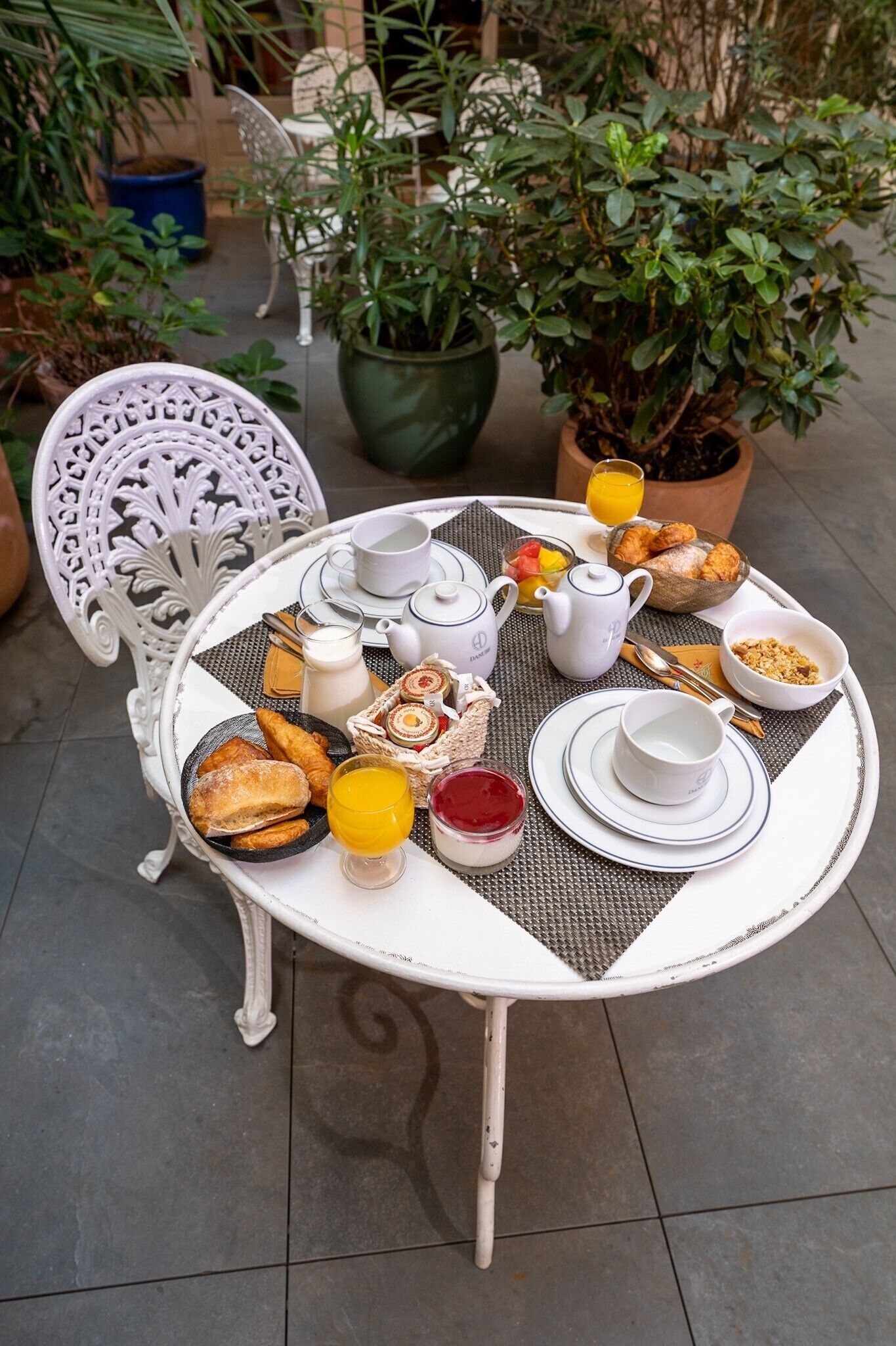 daily continental breakfast (eur 16 per person)