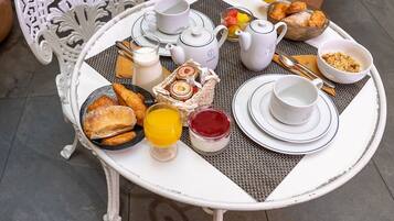 Petit déjeuner continental (16 EUR par personne)