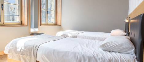 Superior Twin Room | Individually decorated, desk, soundproofing, free cots/infant beds