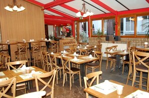 Se sirven almuerzos y cenas, cocina francesa