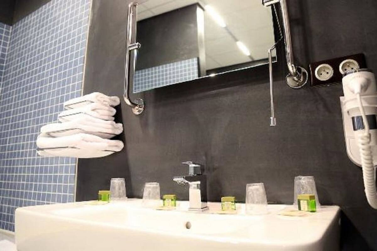 superior single room | bathroom | free toiletries, hair dryer, towels