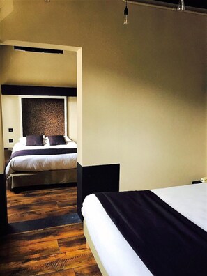 Standard Quadruple Room | Individually decorated, desk, soundproofing, free cribs/infant beds - Hotel Au Tonnelier (Bergues)
