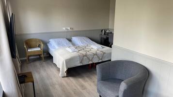 Minibar, skrivebord, wi-fi (inkludert) og sengetøy