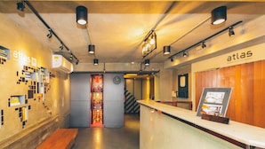 En modern inredning med en receptionsdisk, en klocka och en vägg med en kartdesign.