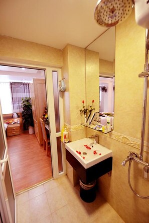 Shower, hair dryer, bathrobes, slippers - Blue 29 Hotel (Hanoi)