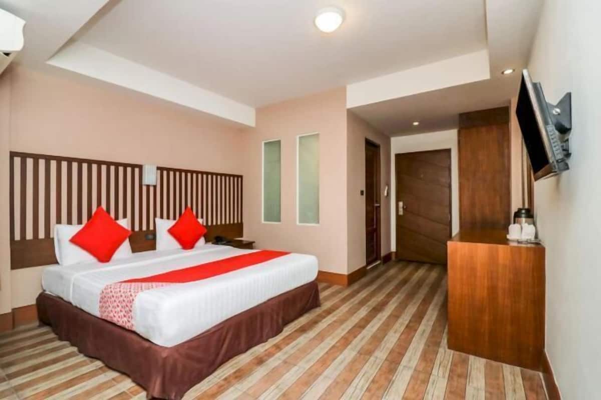 Desk, laptop workspace, free WiFi, bed sheets