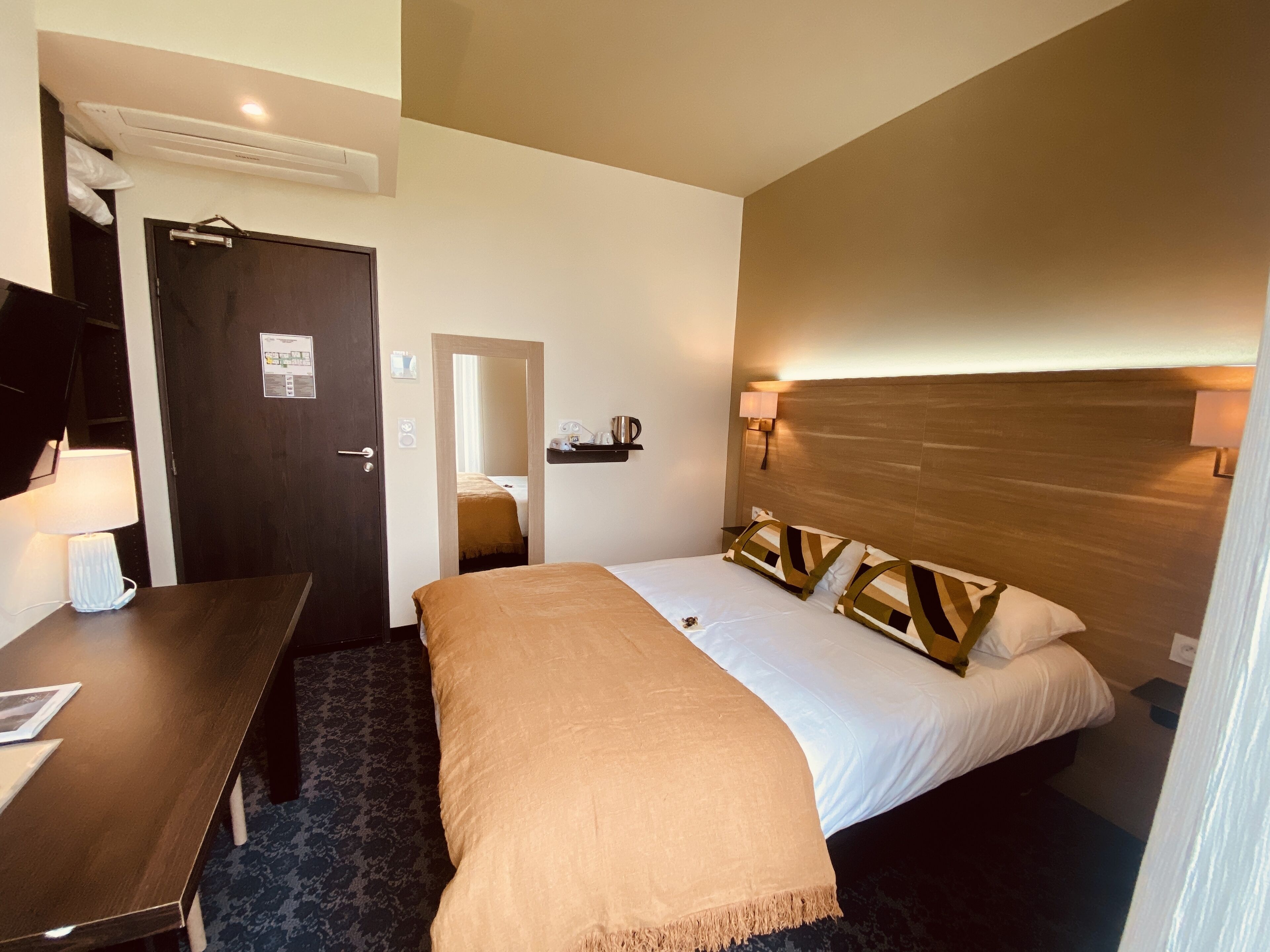 standard double room single use, 1 double bed, non smoking | in-room safe, desk, laptop workspace, soundproofing