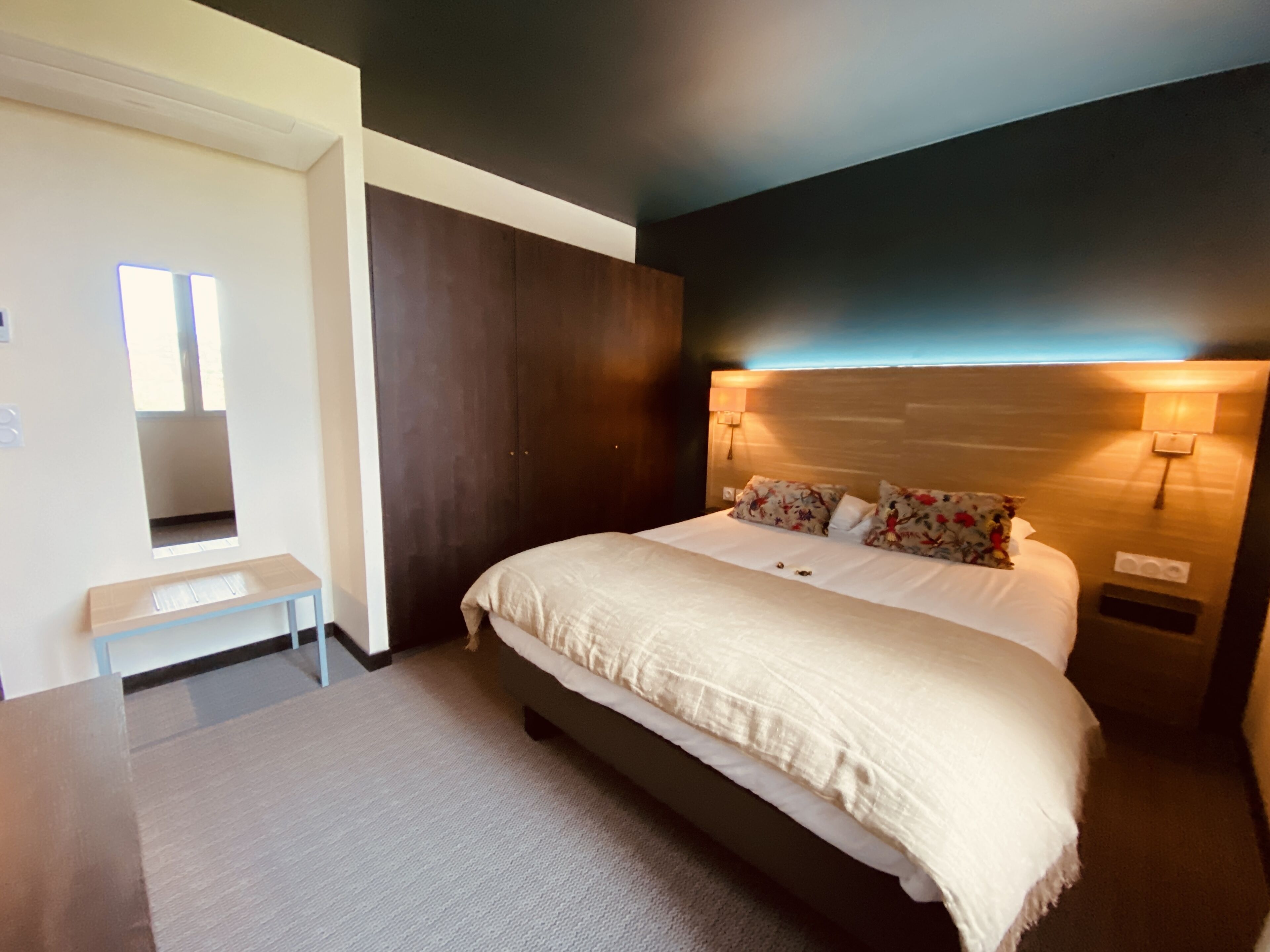 In-room safe, desk, laptop workspace, soundproofing