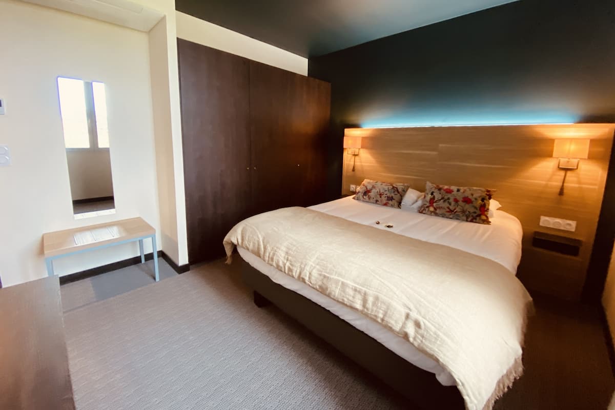 In-room safe, desk, laptop workspace, soundproofing