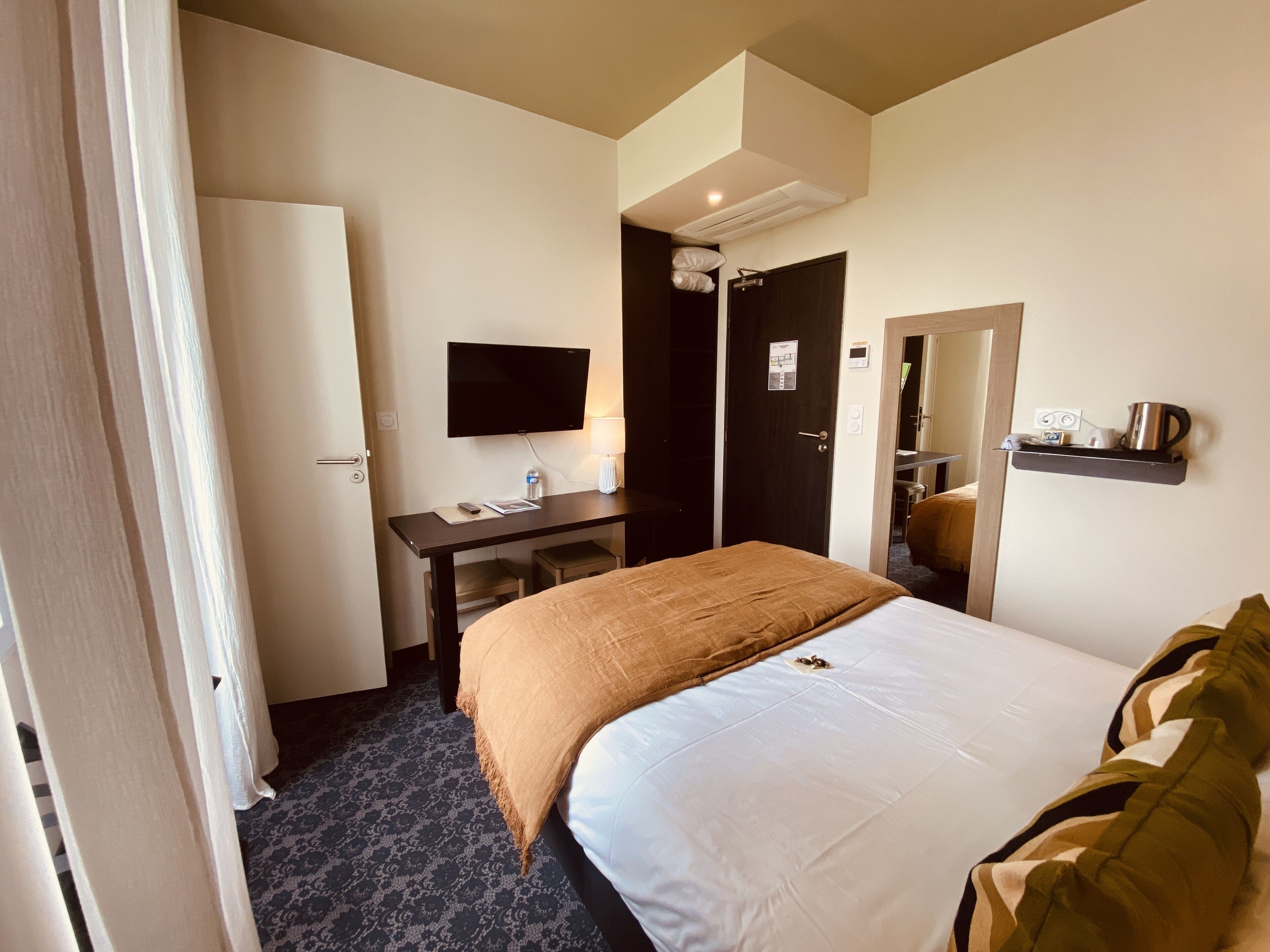 standard double room single use, 1 double bed, non smoking | in-room safe, desk, laptop workspace, soundproofing