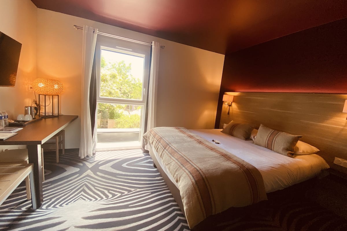 in-room safe, desk, laptop workspace, soundproofing