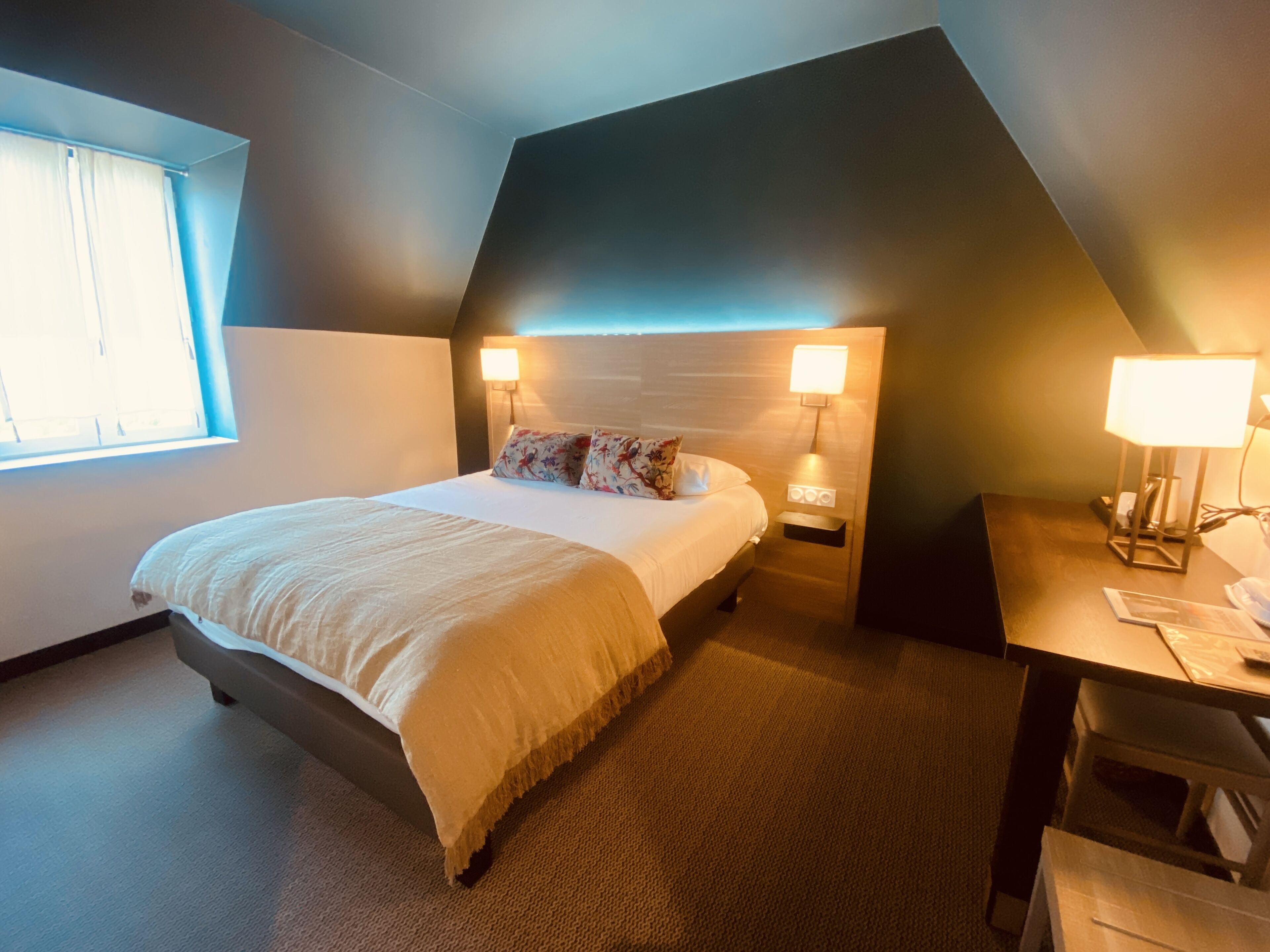 in-room safe, desk, laptop workspace, soundproofing