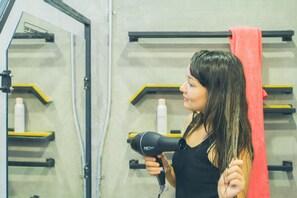 Shower, hair dryer, towels - A7 Hidden Hostel (Bangkok)
