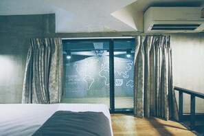 Attic Twin Private (Shared Bathroom) | Brankas dan Wi-Fi gratis