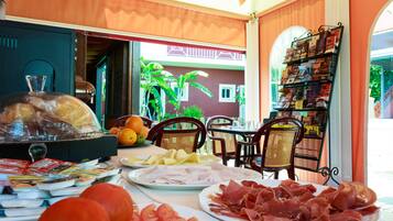 Colazione a buffet, servita tutte le mattine (5.00 EUR a persona) 