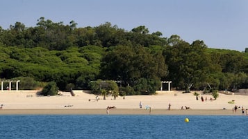 Una spiaggia nelle vicinanze