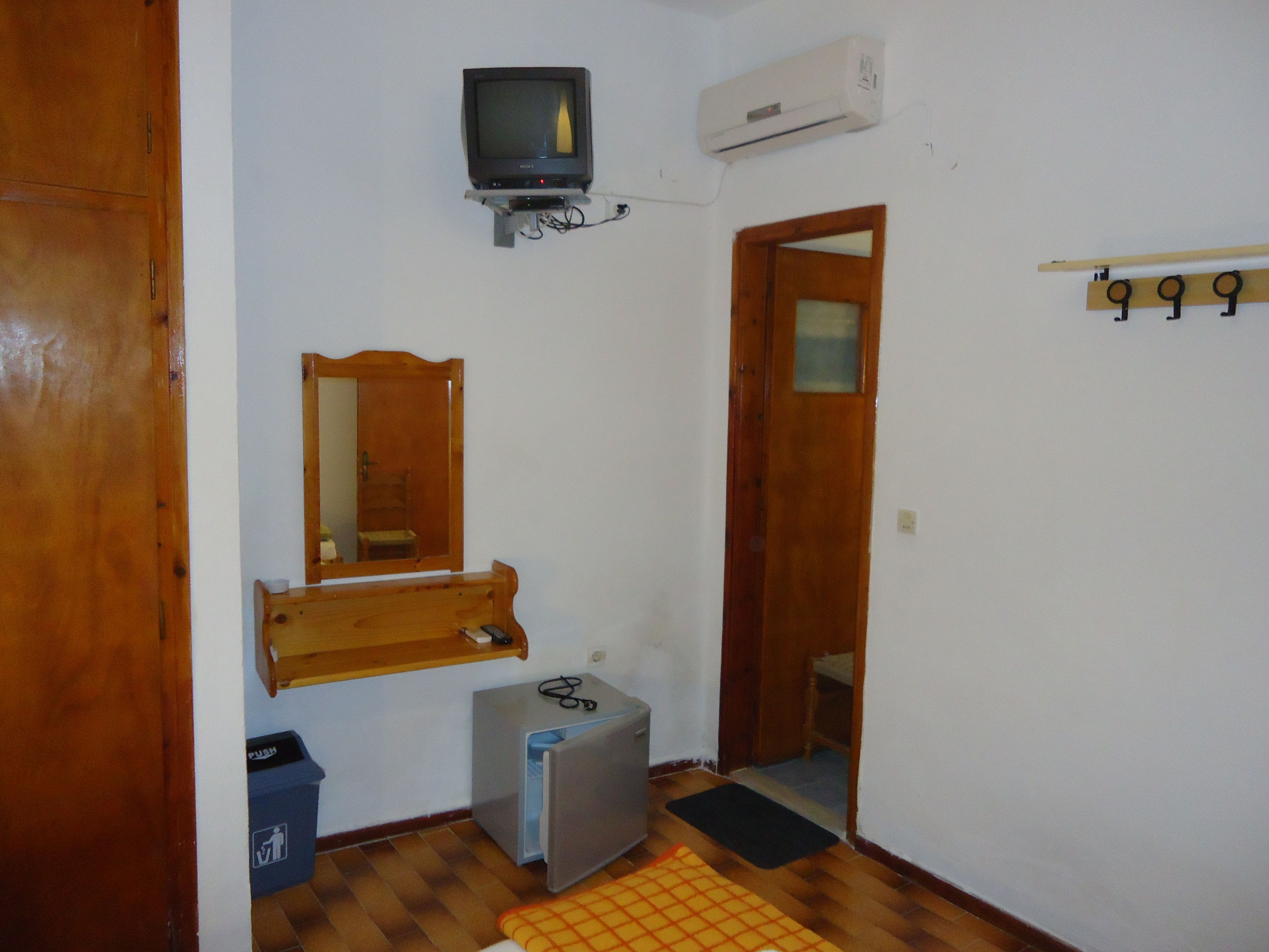 basic triple room | 1 bedroom, in-room safe, rollaway beds, free wifi