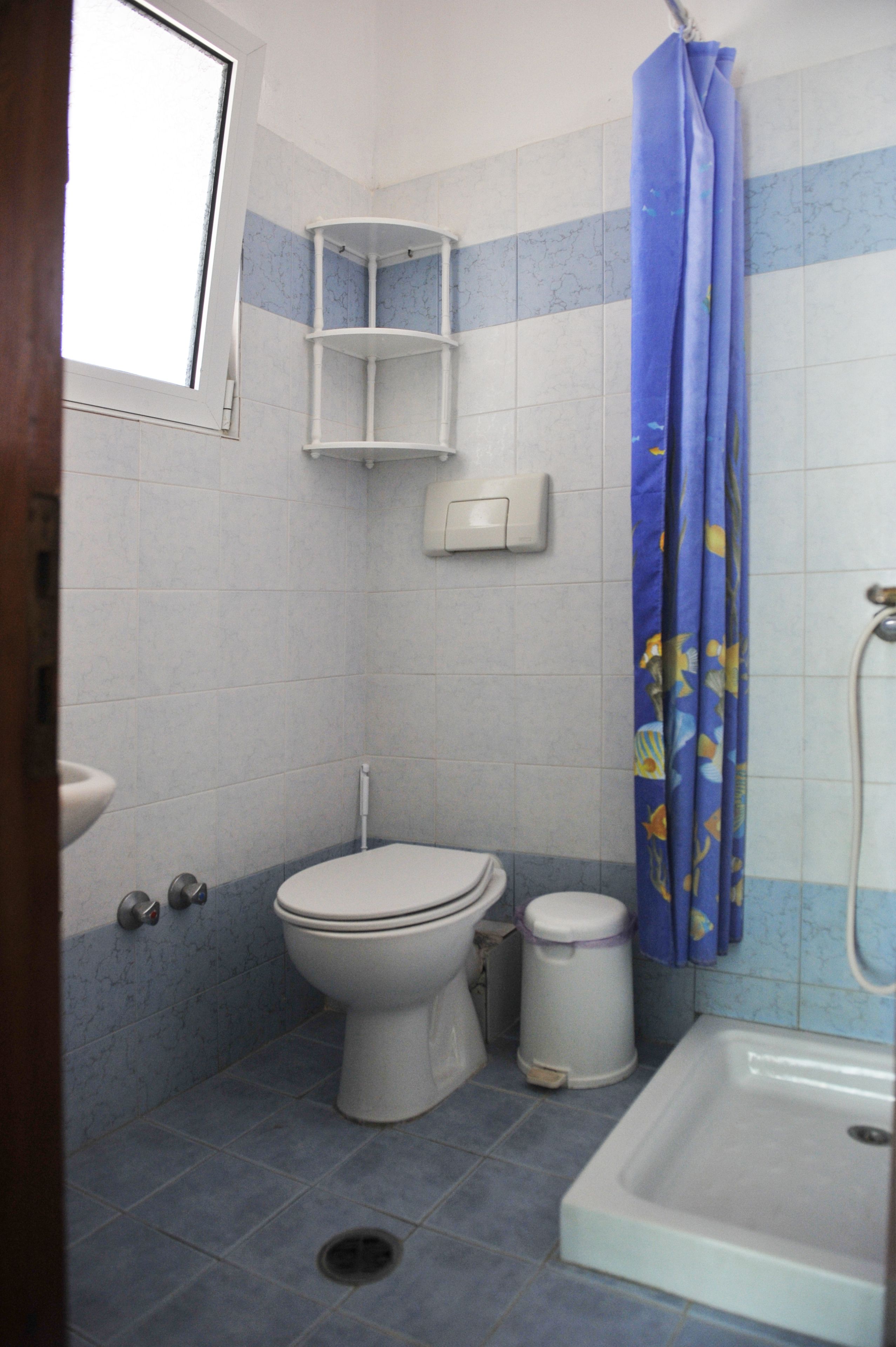 triple room | bathroom | shower, free toiletries, hair dryer, towels