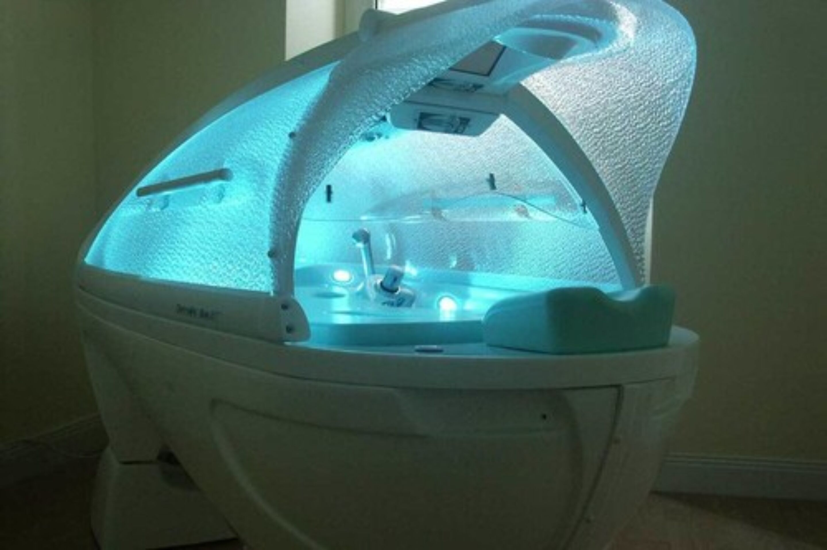 Un dispositivo médico con cubierta transparente e interior iluminado, probablemente usado para fines terapéuticos.