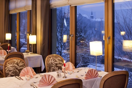 Se sirven desayunos, almuerzos y cenas; cocina francesa