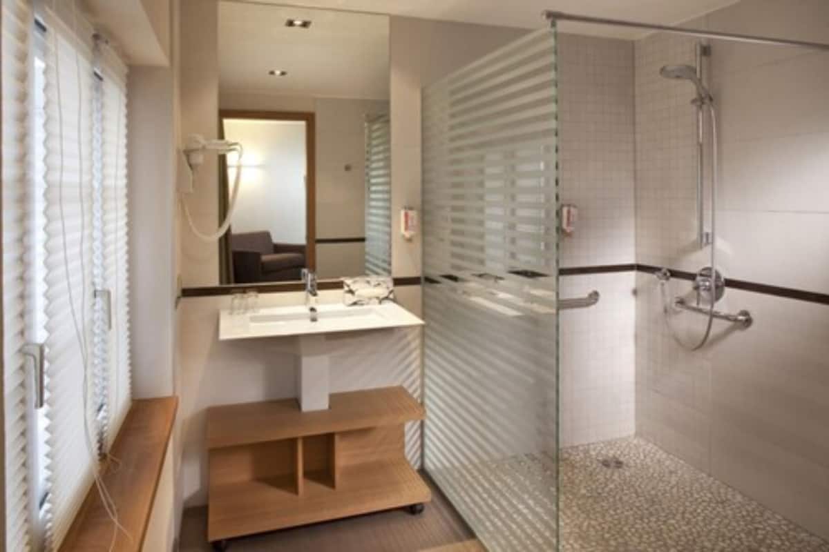 quadruple room (village) | bathroom | free toiletries, hair dryer, bathrobes, towels