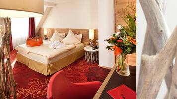 Una habitación de hotel con una cama, una silla roja, una mesita con un florero y una lámpara.