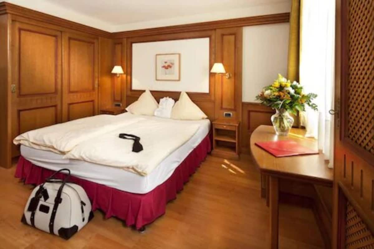 Escritorio, tabla de planchar con plancha, wifi gratis y ropa de cama 