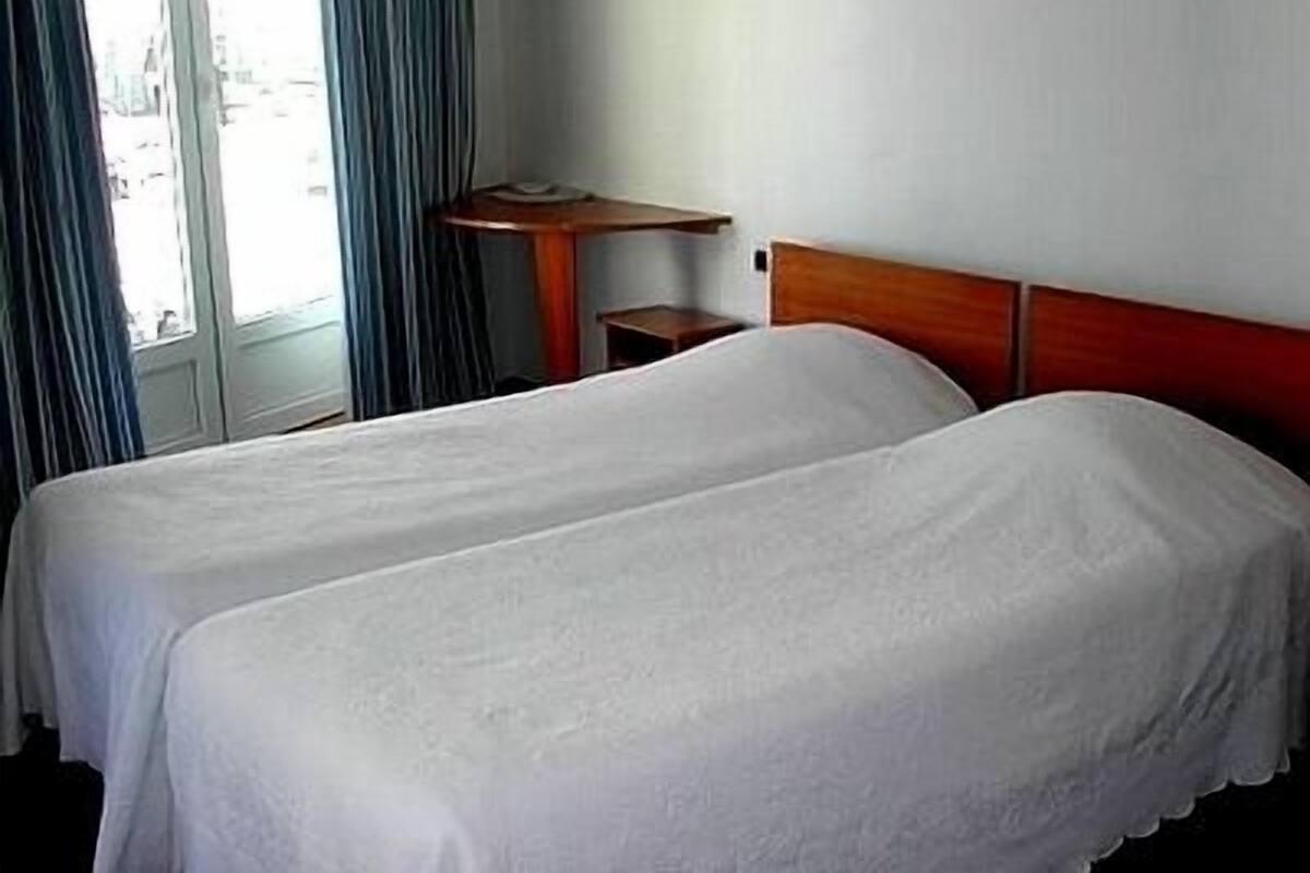 Standard Twin Room | Desk, free cots/infant beds, free WiFi