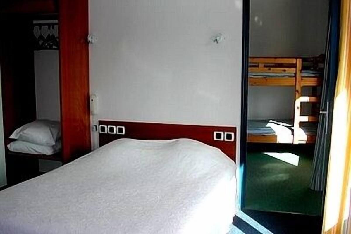 Kamar Double Standar | Meja kerja, tempat tidur bayi gratis, dan Wi-Fi gratis