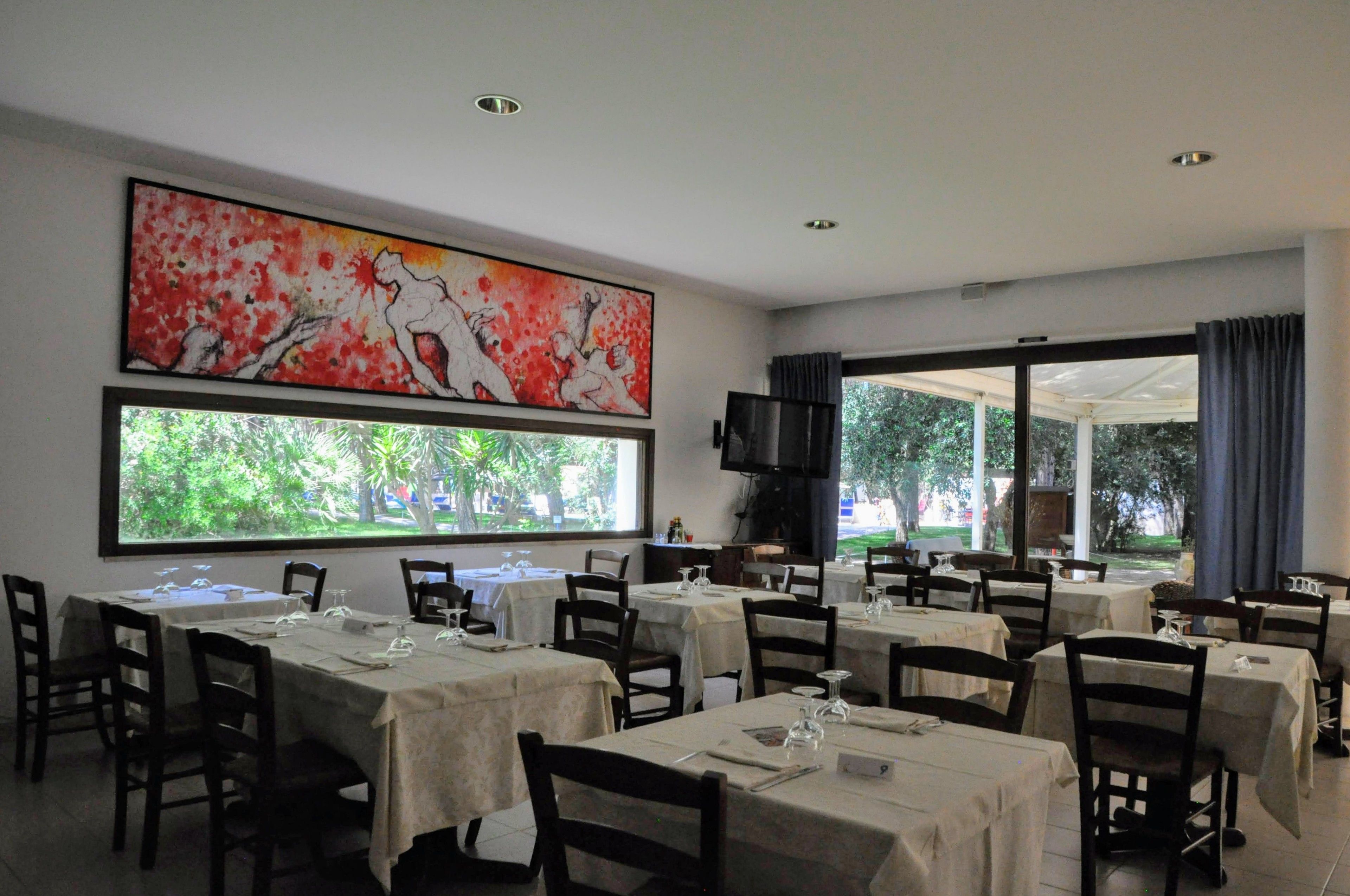 Breakfast, lunch, dinner served; local and international cuisine 