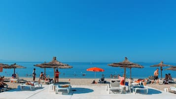 Playa privada, camastros y sombrillas