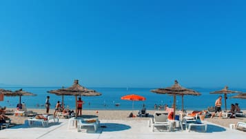 Spiaggia privata, lettini da mare, ombrelloni