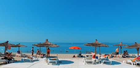 Private beach, sun loungers, beach umbrellas. Spinnaker