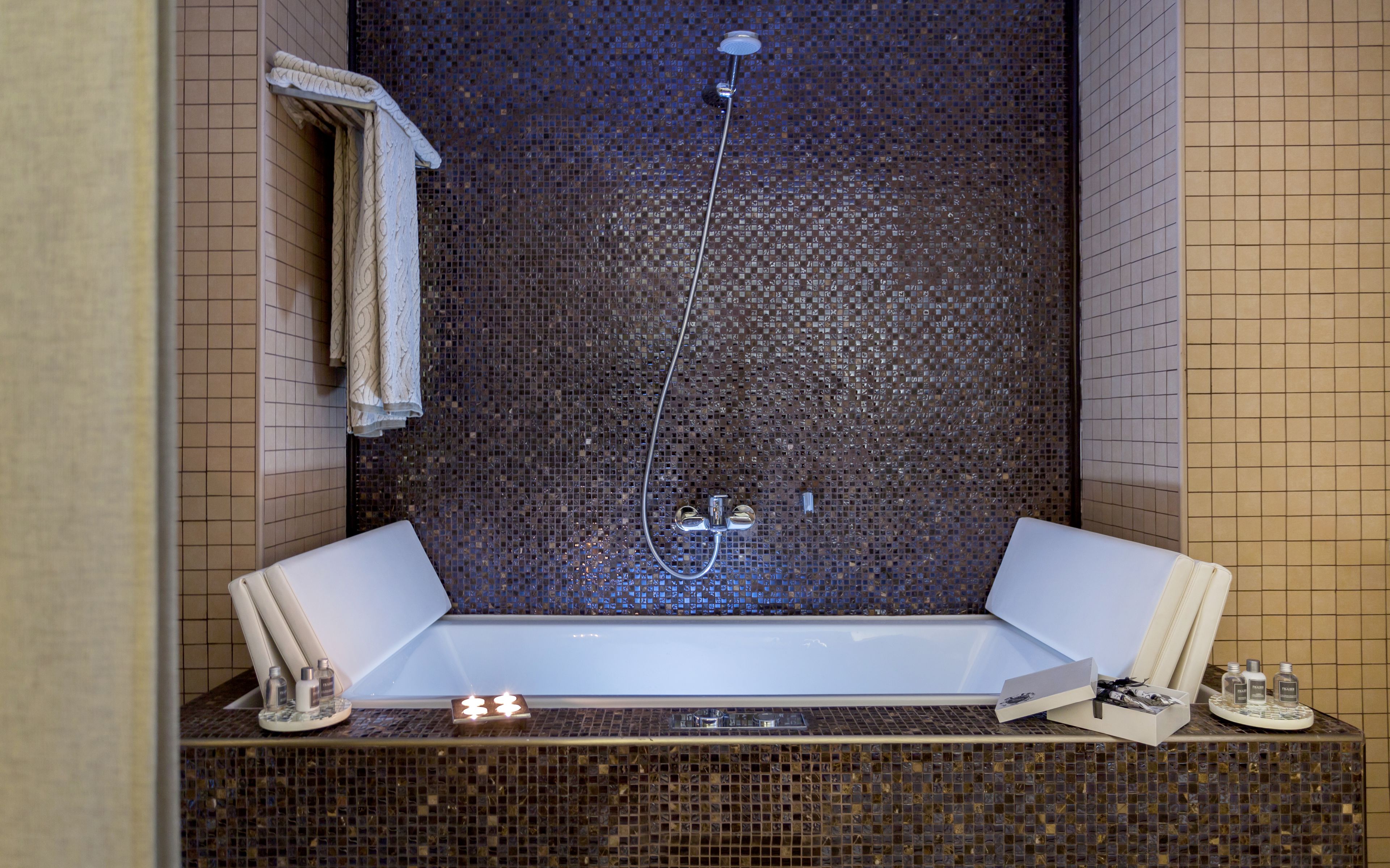 Suite | Badezimmer | Kostenlose Toilettenartikel, Haartrockner, Bademäntel, Hausschuhe