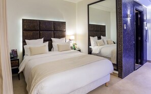 Sengetøy av topp kvalitet, minibar, safe på rommet og blendingsgardiner