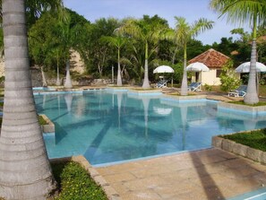 حمّام سباحة خارجي