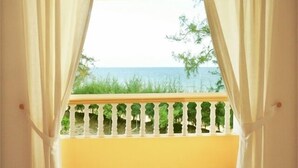 A balcony with a view of the sea and greenery. - River Ray Estates (Ho Chi Minh City)