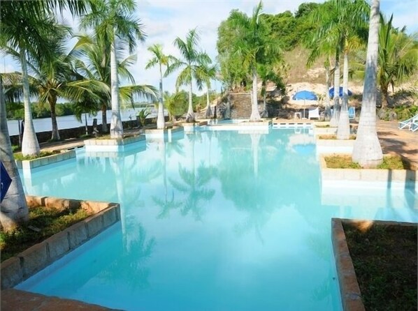 Una piscina al aire libre