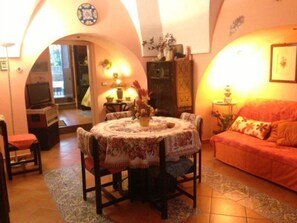Casa tradicional, 1 cama matrimonial y sofá cama, en el área del jardín | Área de sala de estar