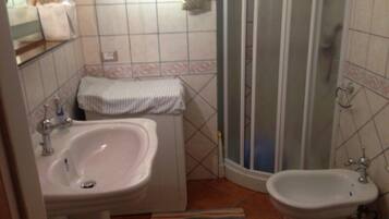 Casa tradicional, 1 cama matrimonial y sofá cama, en el área del jardín | Baño