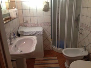 Casa tradicional, 1 cama matrimonial y sofá cama, en el área del jardín | Baño