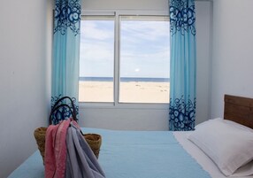 Cortinas blackout, cunas gratuitas, wifi gratis y ropa de cama 