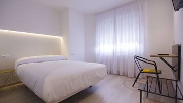 Quarto casal luxo, 1 cama de casal | Escrivaninha, Wi-Fi de cortesia, roupa de cama