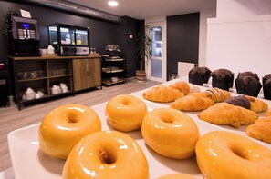 A breakfast buffet with glazed donuts and croissants. - U-Hotel Dario Lugo (Lugo)