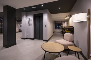 Coin salon dans le hall