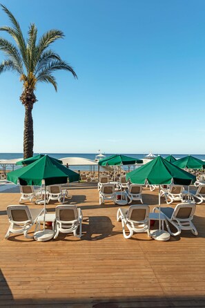 Privat strand, strandtelt (mot et tillegg), solsenger og parasoller