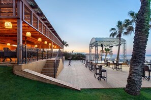 8 bar/lounge, bar tepi kolam renang dan bar pantai