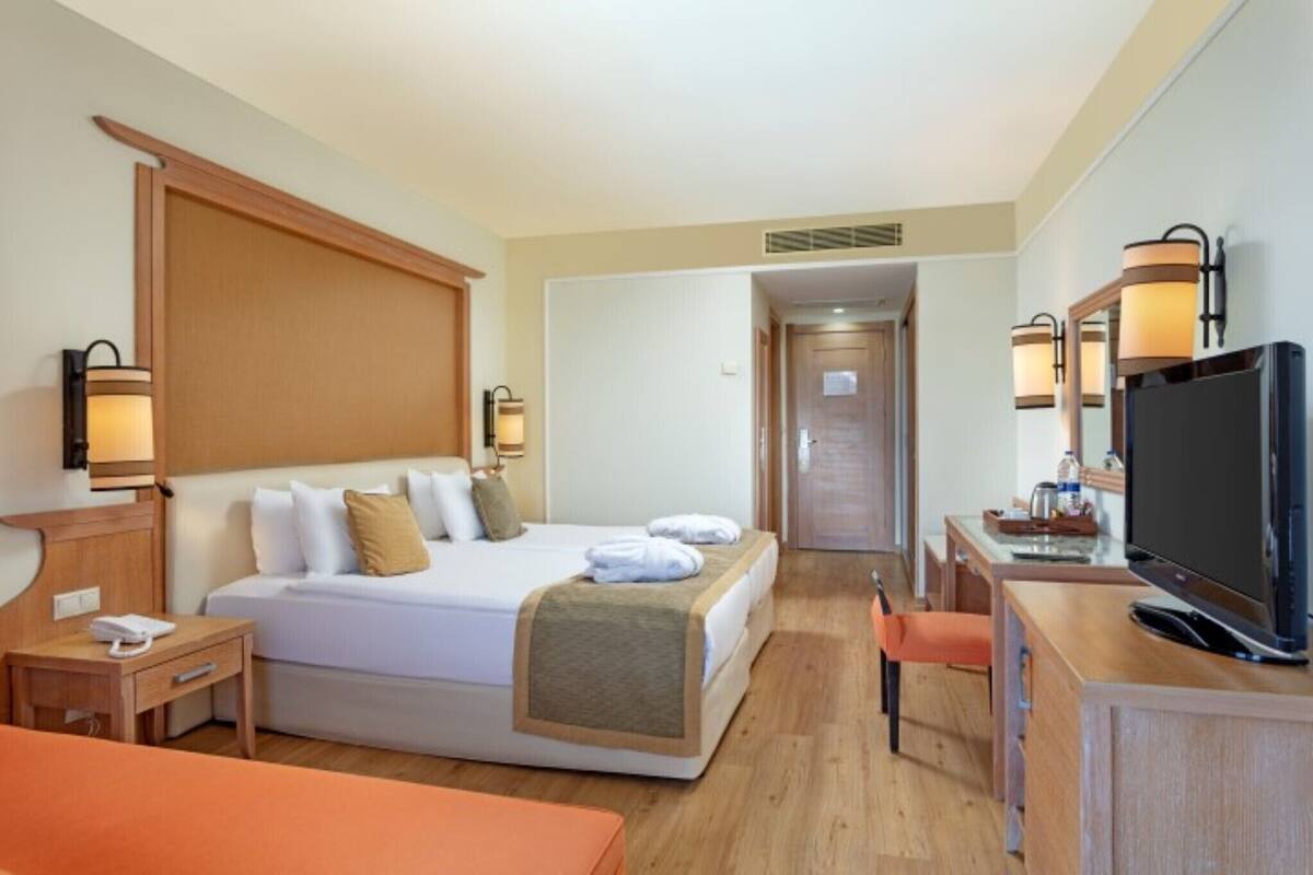 Free minibar, in-room safe, desk, iron/ironing board (on request)