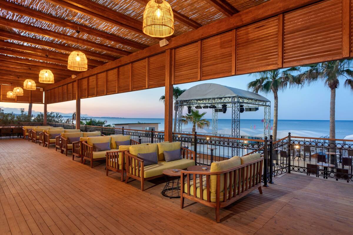 8 bars/lounges, poolside bar, beach bar